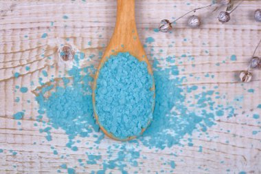 Tuz fırçalama, vücut Lehçe kavramı. Gevşeme, vücut bakım tedavisi, spa, sağlık kavramı arka plan.