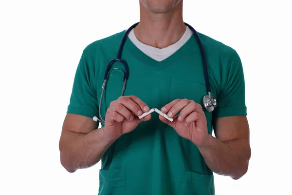 Doctor rompiendo el cigarrillo de cerca aislado sobre fondo blanco. Concepto de fumar bastante —  Fotos de Stock