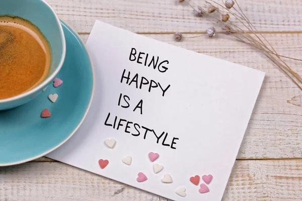 Cita de motivación de inspiración Ser feliz es un estilo de vida y una taza de café. Felicidad, Nuevo comienzo, Crecer, Éxito, Elección de concepto — Foto de Stock