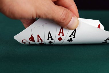 Kumar masasında dört as. Kazanan kavram. Yakın çekim