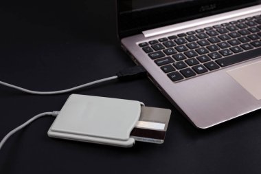 Online Bankacılık. Banka, kredi kartı ile dizüstü bilgisayar ve kart okuyucu ile online fatura ödeme