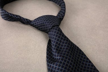 Açık gri renkli mavi zarif ipek kravat.