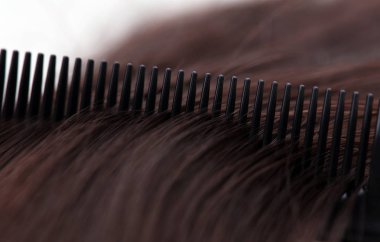 Kahverengi saçlı, kahverengi ve beyaz zemin üzerine tarak. Kuaför Salonu konsept, Kuaförlük ayarla. Saç aksesuarları.