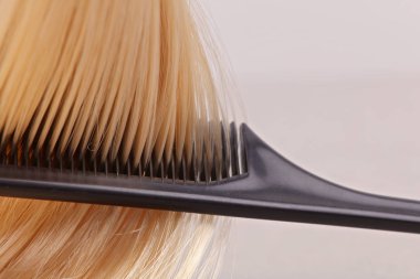 Sarı saçlı ve beyaz zemin üzerine tarak. Kuaför Salonu konsept, Kuaförlük ayarla. Saç aksesuarları.