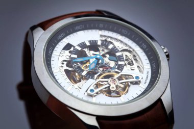 Otomatik mekanik iskelet paslanmaz çelik erkekler izle deri bilezik ile yakın çekim.