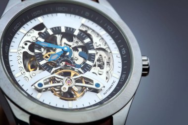 Otomatik mekanik iskelet paslanmaz çelik erkekler izle deri bilezik ile yakın çekim.