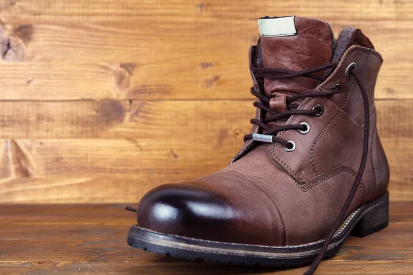 Brown leather winter mens high boots, shoes on vintage wooden background — Stock Photo, Image