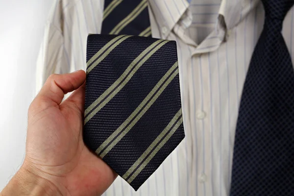 Elegir una corbata adecuada para la camisa del armario. Ropa formal de negocios . — Foto de Stock