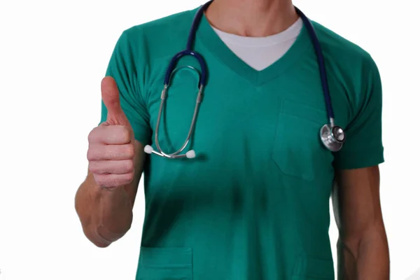 Retrato de un médico varón desconocido con un estetoscopio que muestra el pulgar hacia arriba aislado sobre fondo blanco. Salud y concepto médico . — Foto de Stock