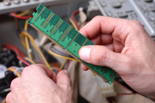 Ingeniero de PC reparando hardware informático en el centro de servicio — Foto de Stock