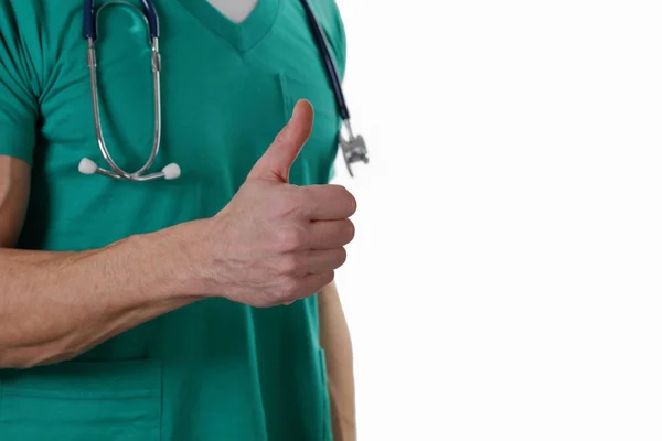 Портрет неизвестного мужчины-врача со стетоскопом, показывающим большой палец на белом фоне. Здравоохранение и медицинская концепция . — стоковое фото