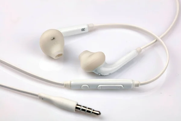 Close up on modern Earphones, headphones on white background . Love music wallpaper concept — Stock Photo, Image