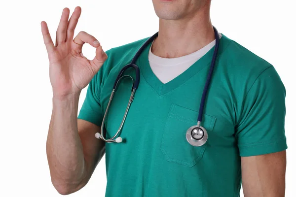 Porträt eines unbekannten männlichen Arztes mit einem Stethoskop, das den Daumen vereinzelt auf weißem Hintergrund zeigt. Gesundheitsversorgung und medizinisches Konzept. — Stockfoto
