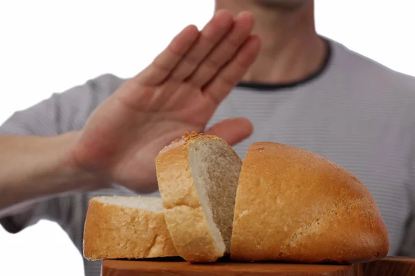 グルテン不耐症と食事のコンセプトです。白パンを食べることを断る男. — ストック写真