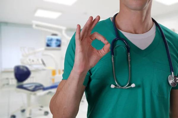 Médico dentista masculino mostrando el pulgar hacia arriba. Concepto de atención de salud oral —  Fotos de Stock