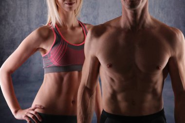 Çift, güçlü kas adam ve ince kadın uyuyor. Spor, fitness, egzersiz kavramı.
