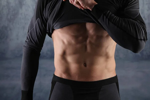 Homme athlétique fort corps musculaire, torse, épilation, et six abdos pack fermer, espace de copie — Photo
