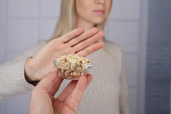 Концепція алергії на арахісову їжу — стокове фото