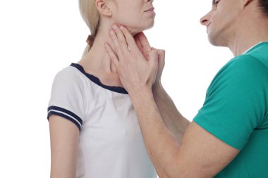 Tiroid bezi kontrolden beyaz arka plan üzerinde izole kadın. Sağlık ve tıp kavramı