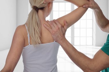Chiropractic arka ayarlama sahip bir kadın. Osteopati, alternatif tıp, ağrı Rölyef kavramı