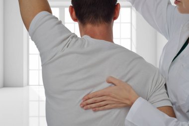 Chiropractic, osteopati, dorsal manipülasyon. Terapist adamın sırtına iyileştirici tedavi yapıyor. Alternatif Tıp, ağrı Rölyef kavramı.