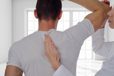 Chiropractic, osteopati, dorsal manipülasyon. Terapist adamın sırtına iyileştirici tedavi yapıyor. Alternatif Tıp, ağrı Rölyef kavramı.