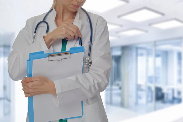 Dottoressa con uno stetoscopio in ospedale. Assistenza sanitaria e concetto medico — Foto Stock