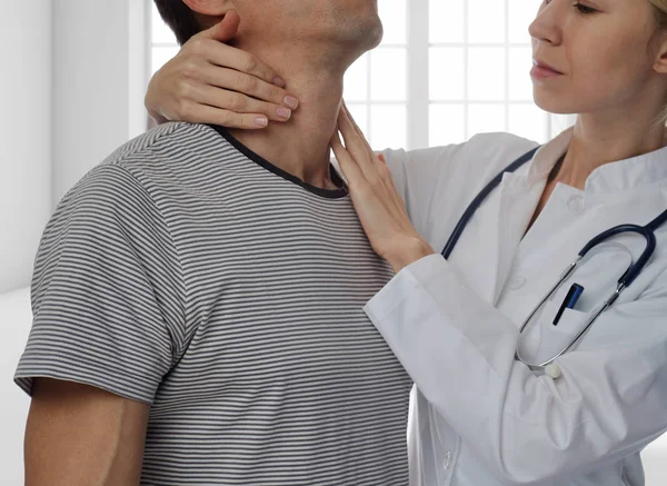 Чоловік отримує контроль щитовидної залози. Охорона здоров'я та медична концепція — стокове фото