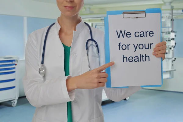 Hälsovård och medicinsk koncept. Porträtt en okänd kvinnlig läkare med ett stetoskop i sjukhuset bakgrunden. — Stockfoto