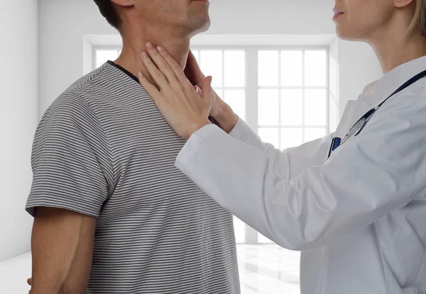Un uomo che controlla la ghiandola tiroidea. Assistenza sanitaria e concetto medico . — Foto Stock