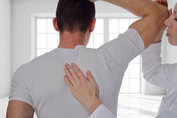 Quiropráctica, osteopatía, manipulación dorsal. Terapeuta haciendo tratamiento curativo en la espalda del hombre. Medicina alternativa, concepto de alivio del dolor . — Foto de Stock