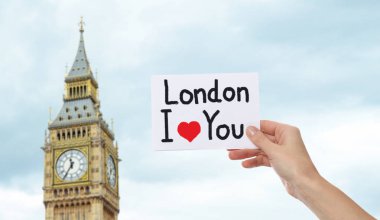 Londra kız elinde kağıt üzerinde seni seviyorum. Turistik ve seyahat kavramı.
