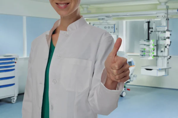 Hälsovård och medicinsk koncept. Porträtt en okänd kvinnlig läkare i sjukhuset bakgrunden. — Stockfoto