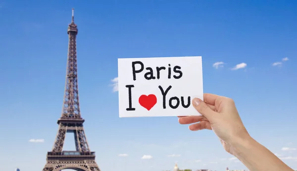 Париж, я люблю тебе на папері в руці дівчина. Туристичні та подорожі концепцію. — стокове фото