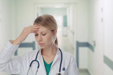 Endişe çok çalışan kadın doktor portresi. Baş ağrısı acı kadın