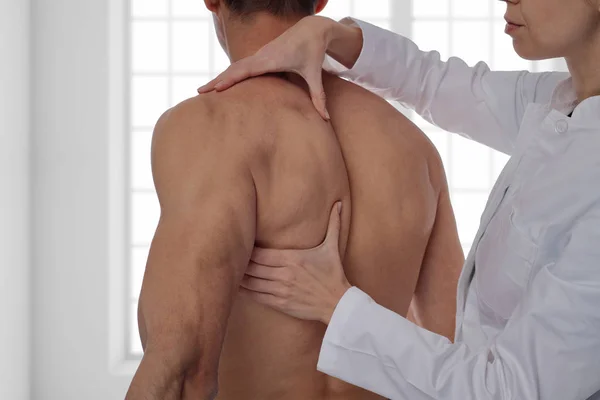 Chiropractic, osteopathy, manual therapy, acupressure. Therapist doing healing treatment on man's back. Alternative medicine, pain relief concept — Stock Photo, Image