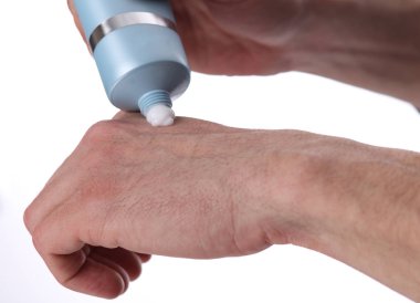 Uygulanan nemlendirici krem ellerinde adamım, Kuru Cilt beyaz arka plan üzerinde. Dermatoloji, soğuk hava cilt bakım kavramı