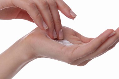 Nemlendirici krem beyaz arka planda yakın onun ellerinde kadar uygulama kadın. Cilt Bakımı ve güzellik kavramı
