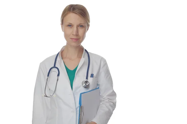 Porträtt en okänd kvinnlig läkare med stetoskop isolerade på vitt. Hälsovård och medicinsk koncept. — Stockfoto