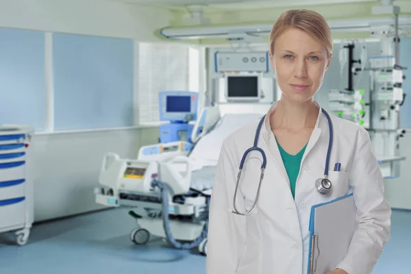 Hälsovård och medicinsk koncept. Porträtt en okänd kvinnlig läkare med ett stetoskop i sjukhuset bakgrunden. — Stockfoto