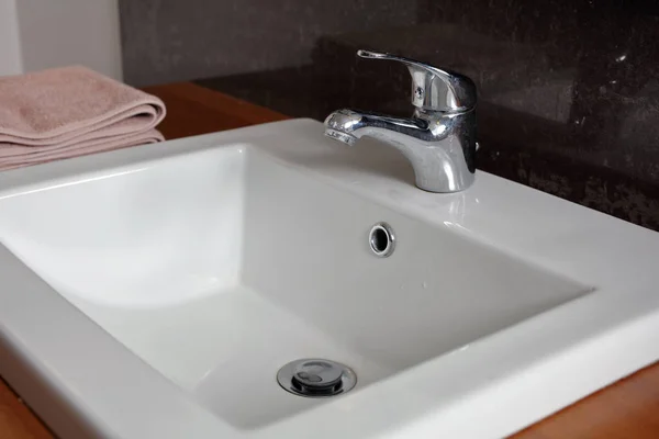Lavabo, lavabo. Artículos sanitarios de diseño minimalista moderno . —  Fotos de Stock