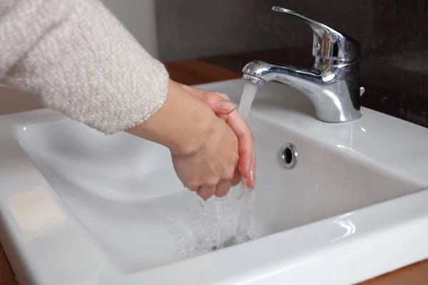Conceito de higiene. Mulher lavar as mãos close up — Fotografia de Stock