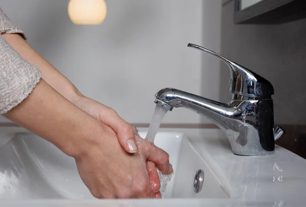 Concepto de higiene. Mujer lavándose las manos de cerca —  Fotos de Stock