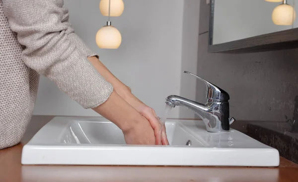 Hygienekonzept. Frau beim Händewaschen aus nächster Nähe — Stockfoto