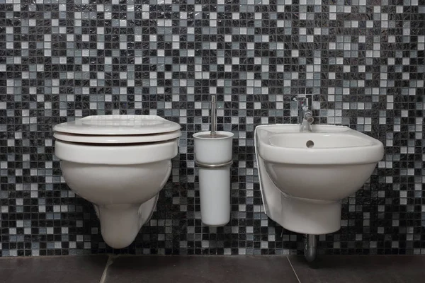 Badezimmertoilette im modernen minimalistischen Design mit schwarzem Mosaik — Stockfoto