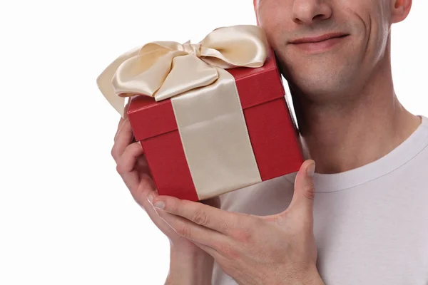 Feliz sorridente homem segurando uma caixa de presente no fundo branco — Fotografia de Stock