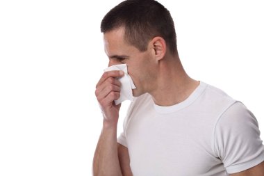 Adam burun çalışan grip, soğuk, yakaladı. Sağlık ve tıp kavramı üzerinde beyaz izole