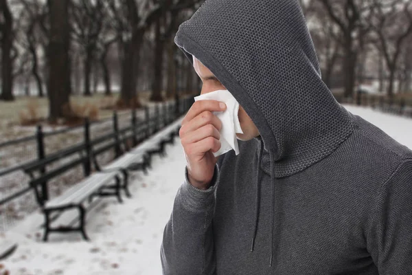 Seorang pria terserang flu, hidungnya bengkak. Kesehatan dan konsep medis — Stok Foto