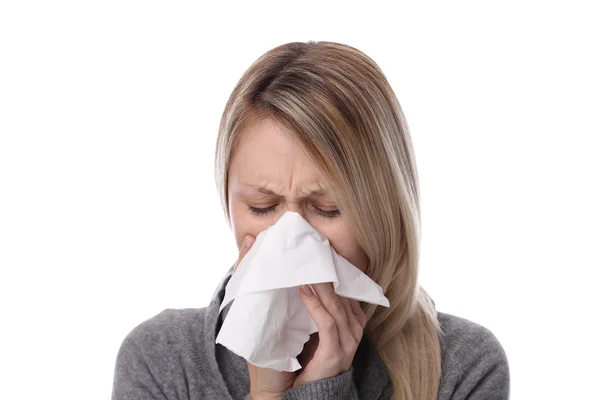 Uma mulher apanhou frio, gripe, nariz a correr. Cuidados de saúde e conceito médico isolado em branco — Fotografia de Stock