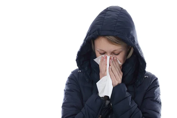 Una mujer resfriada, gripe, nariz mocosa. Salud y concepto médico aislados en blanco — Foto de Stock